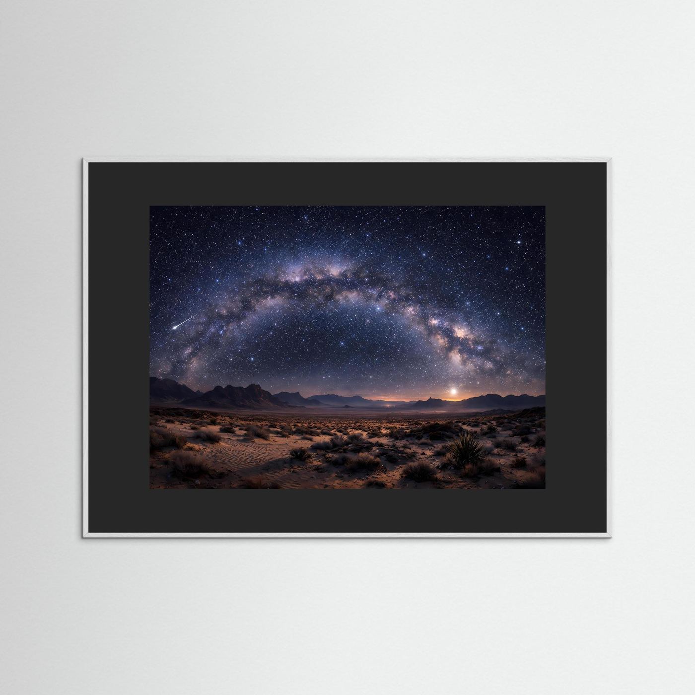 Wandbild mit Sternenhimmel über Wüstenlandschaft, schwarzer Rahmen mit hellgrauem Rand