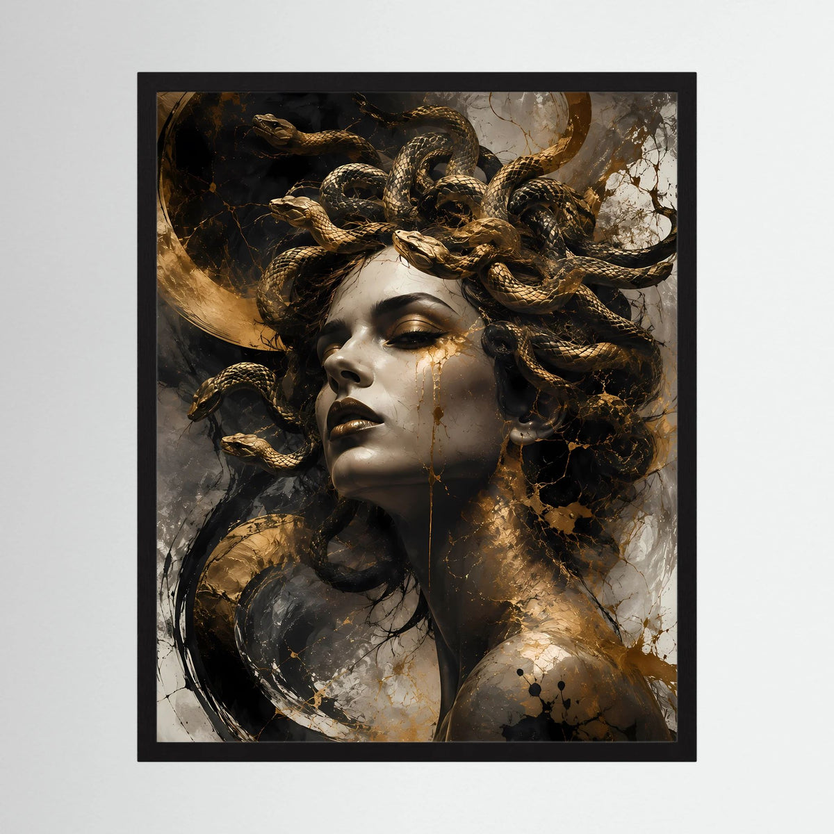 Gerahmtes Poster mit Medusa-Frau in Schwarz, goldene Schlangen und goldene Akzente