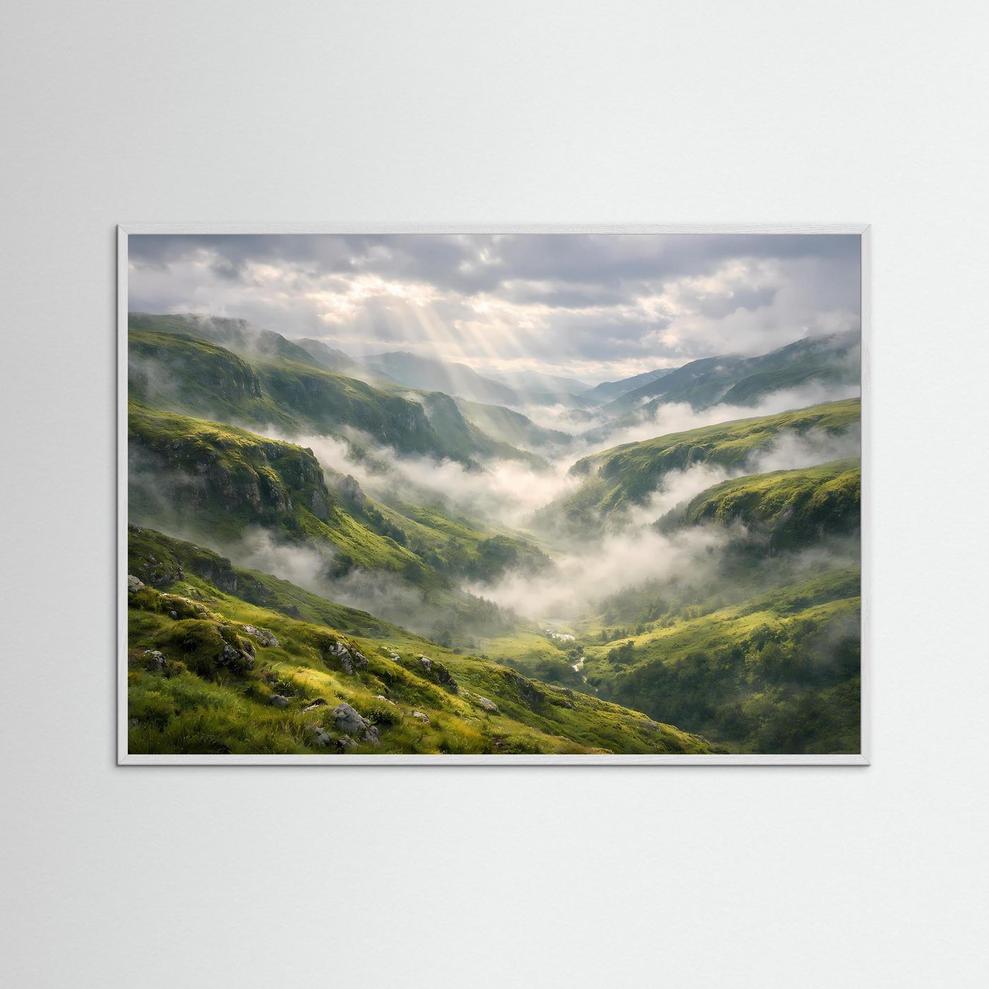 Panorama-Wandbild Querformat mit weißem Holzrahmen: grünes Bergtal, Nebel und Sonnenlicht