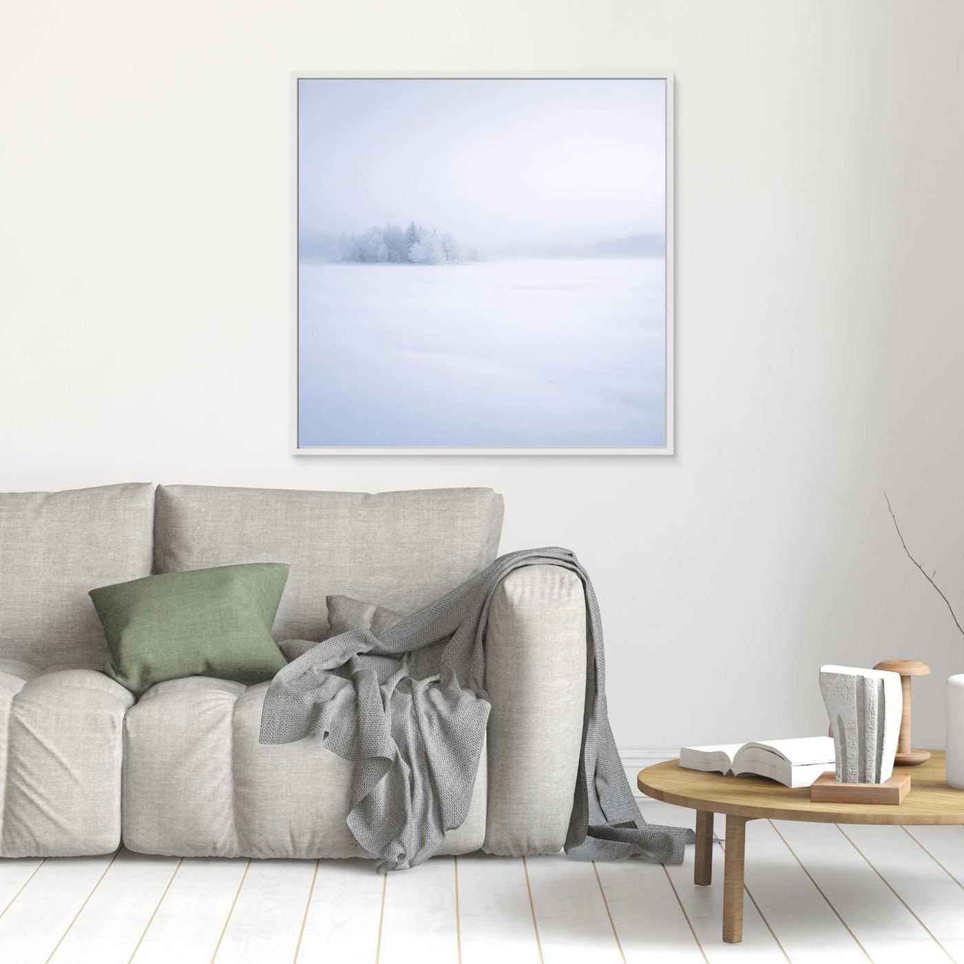Leinwandbild mit verschneitem Wintersee und Nebel, weißer Rahmen