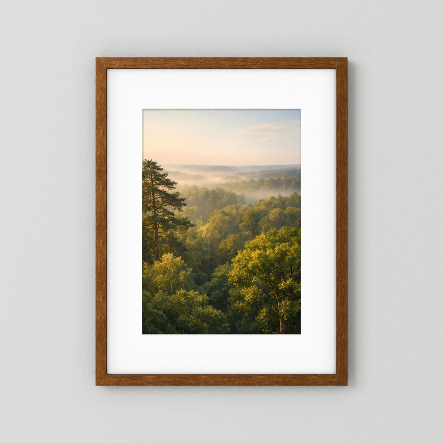 Hochformat-Poster Waldlandschaft mit braunem Holzrahmen und weißem Passepartout