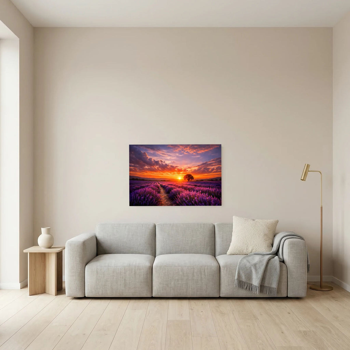 Horizontales Wandbild mit Lavendelfeld und Sonnenuntergang über einem grauen Sofa.
