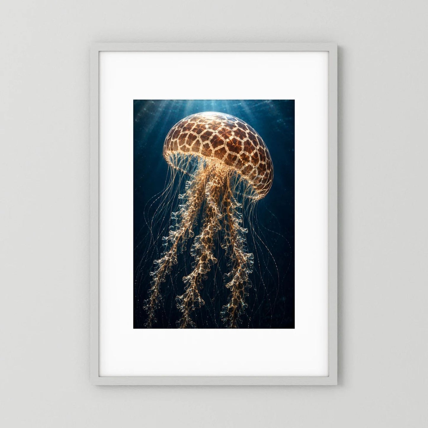 Leuchtendes Qualle-Poster im Hochformat mit goldener Quallenoptik und dunklem Hintergrund