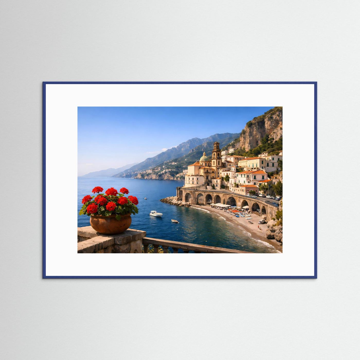 Panorama-Poster: Küstenort mit Kirche, Bögen, Strand und Topf mit roten Blumen.