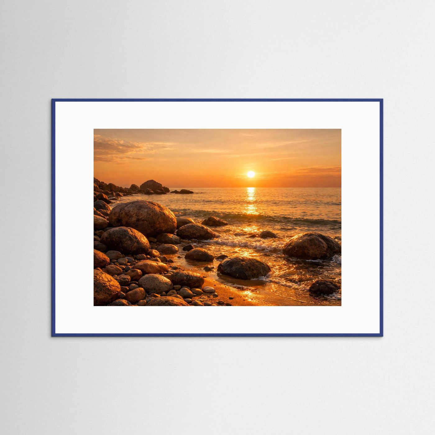 Panoramaposter mit Sonnenuntergang am Felsenstrand, blauer Rahmen, Steine am Ufer