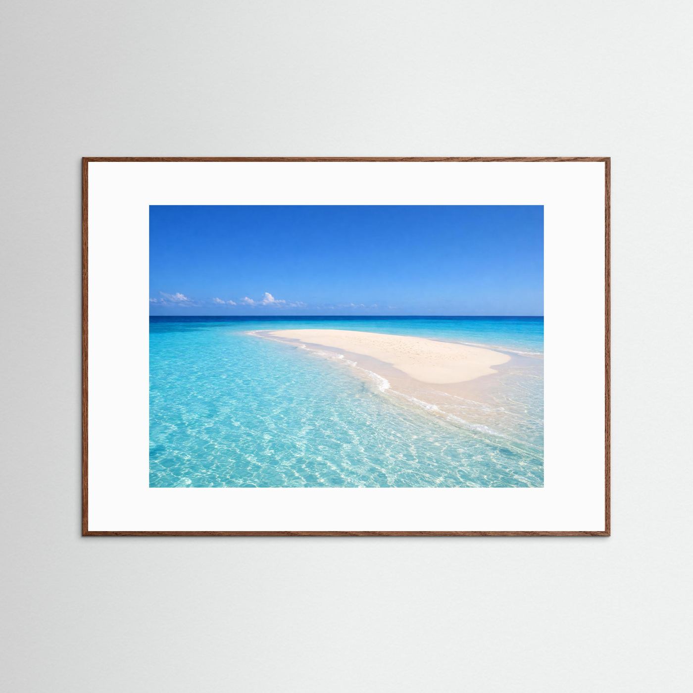 Strandposter: türkisblaues Meer und Sandbank, brauner Holrahmen, Querformat