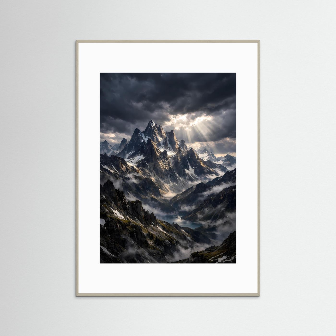 Berglandschafts-Poster im Hochformat mit grauem Holzrahmen