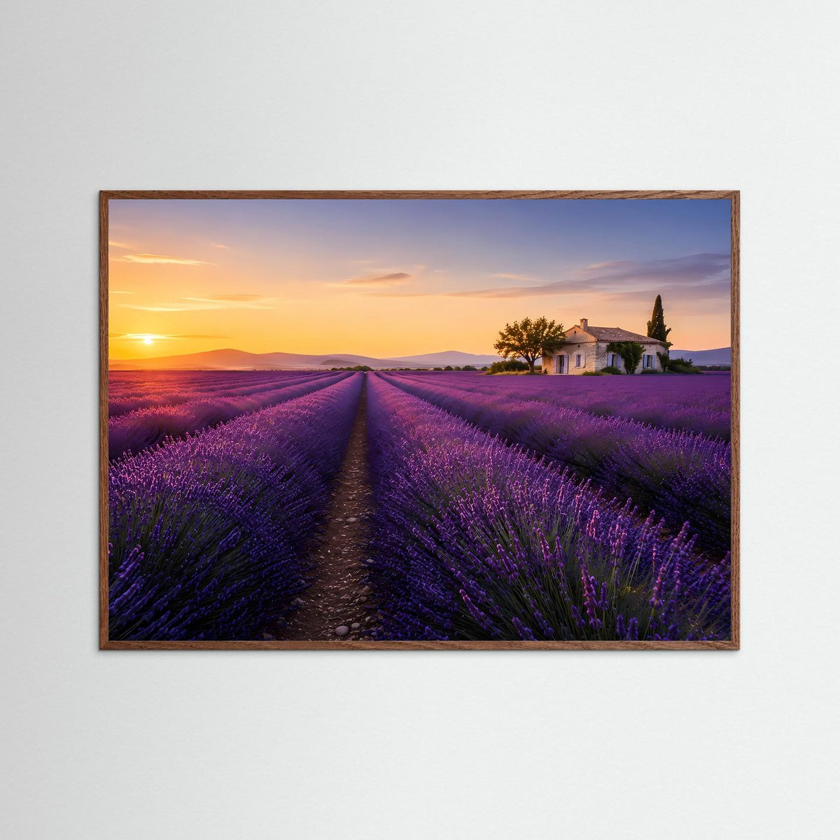 Querformatiges Poster mit Lavendelfeld und Landhaus bei Sonnenuntergang, im braunen Holzrahmen