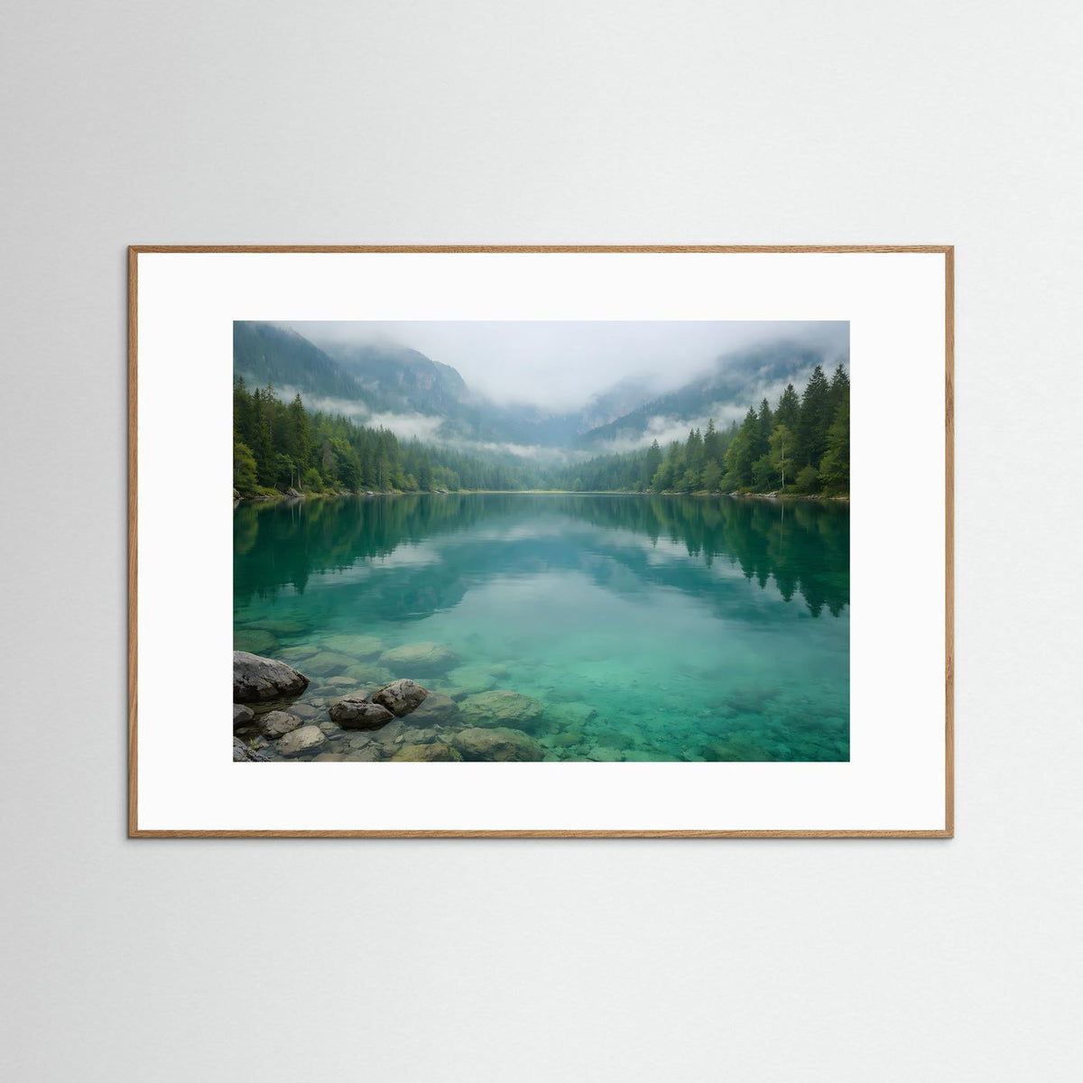 Gerahmtes Landschaftsbild mit türkisblauem Bergsee, Spiegelung und Nebel, mit hellem Holzrahmen