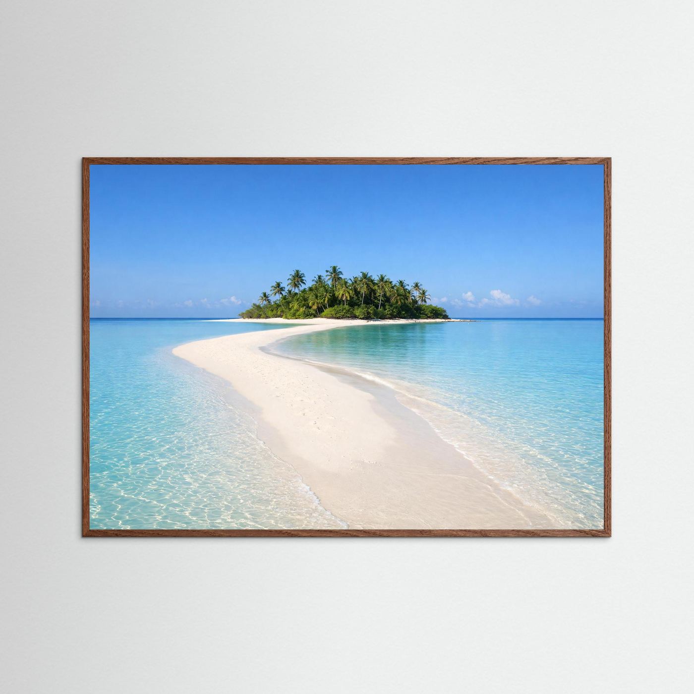 Poster mit Tropeninsel und geschwungener Sandbank im dunklen Holzrahmen