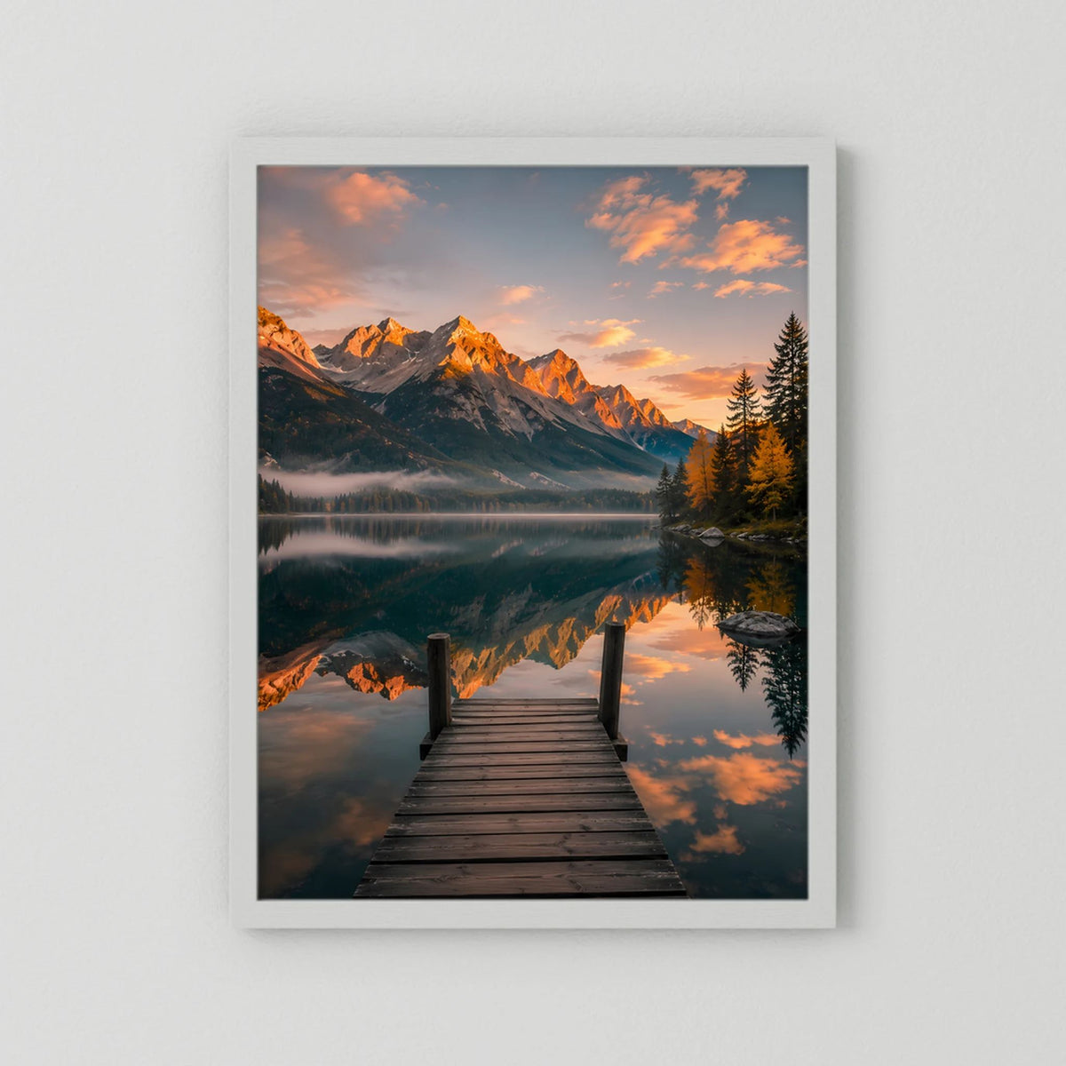 Hochformatiges Kunstposter mit weißem Rahmen: Holzsteg am See bei farbigem Abendhimmel.