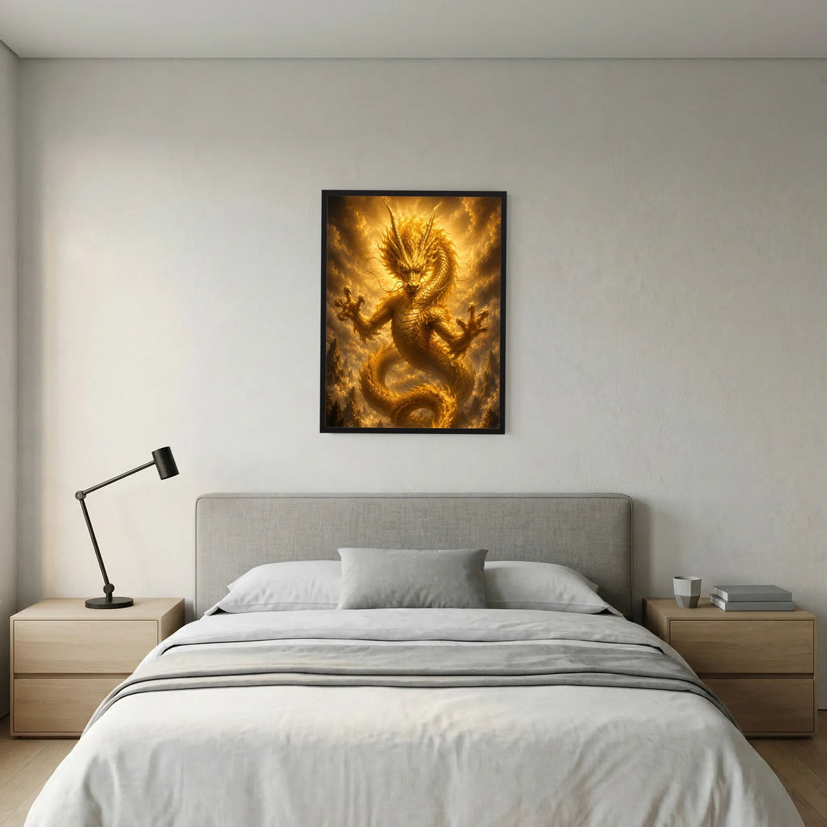 Quadratisches Poster: goldener Drache im dramatischen Licht, gerahmt in Schwarz