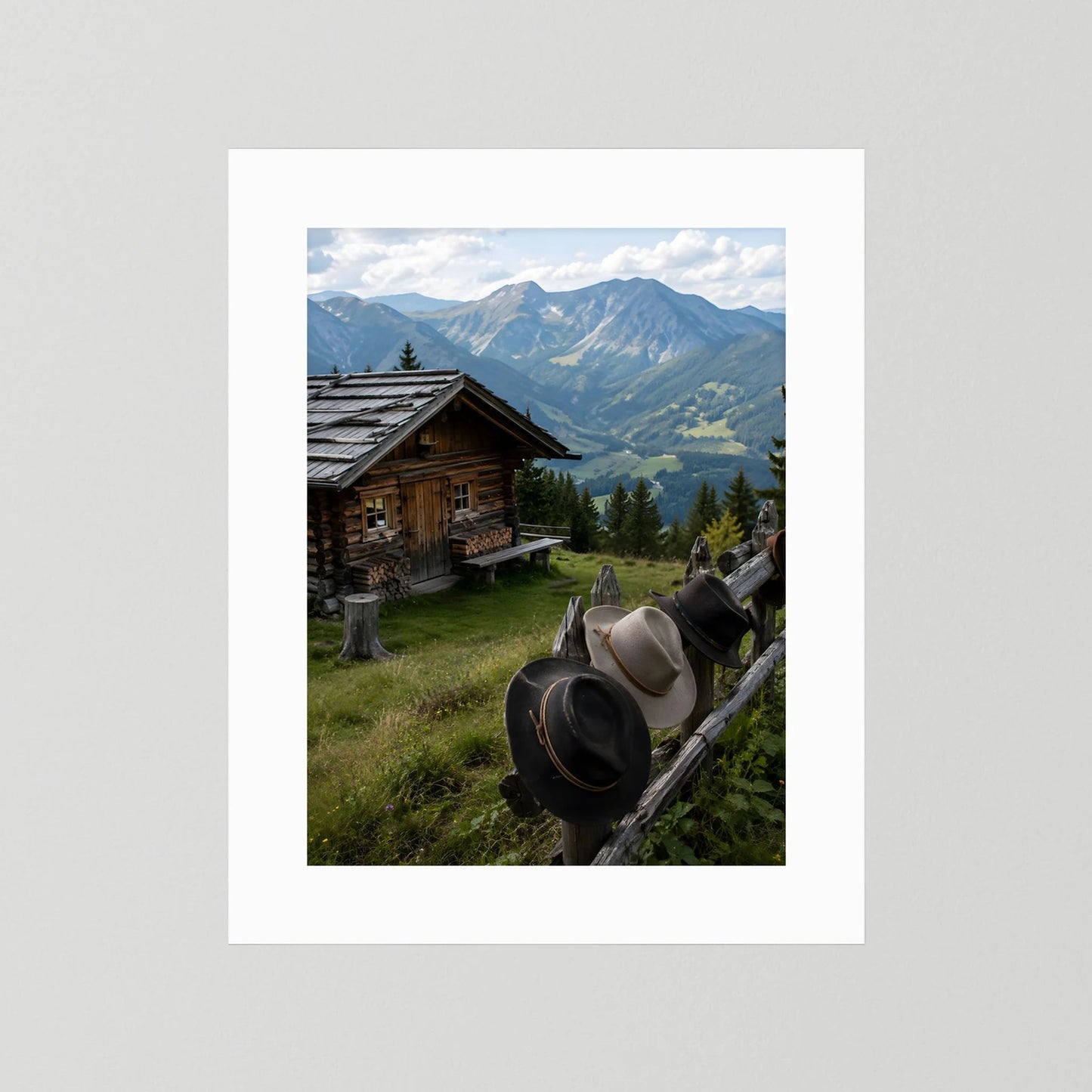 Hochformatiges Poster mit Berghütte, Hüten am Holzgeländer und Bergpanorama
