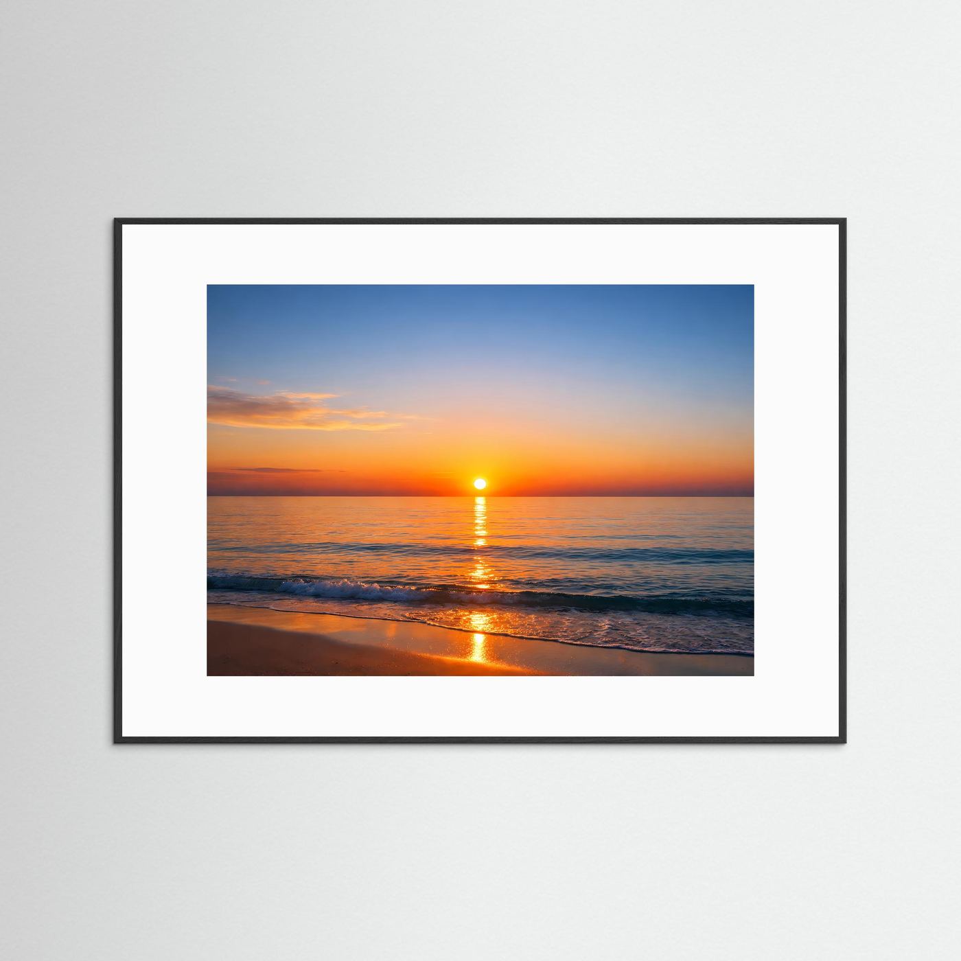 Gerahmtes Panorama-Poster: Sonnenuntergang am Meer mit reflektierendem Licht auf den Wellen.