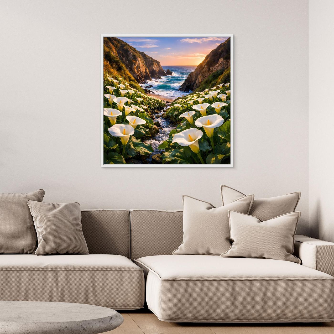 Gerahmtes Leinwandbild mit Calla-Blüten am Ufer in einer Schlucht, Meerwellen und Felsen bei Dämmerung