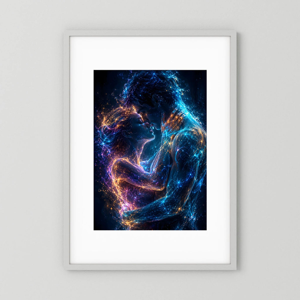 Hochformatiges Kunstposter mit leuchtendem abstraktem Paar in Blau, Violett und Gold, im Rahmen
