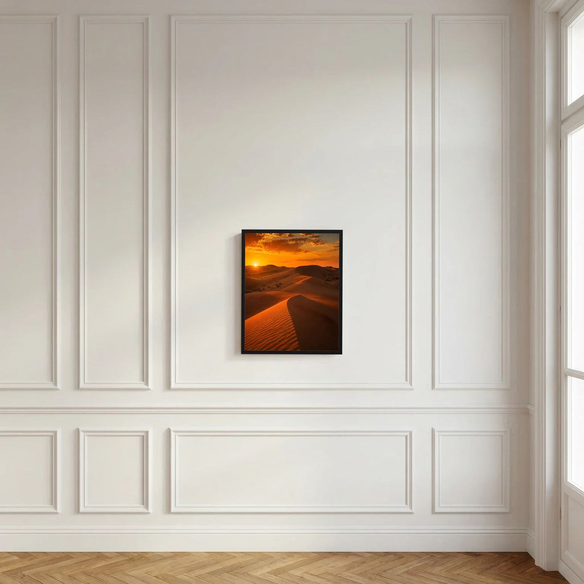 Gerahmtes Wüstenposter mit Sanddünen im Sonnenuntergang und orangegelbem Licht