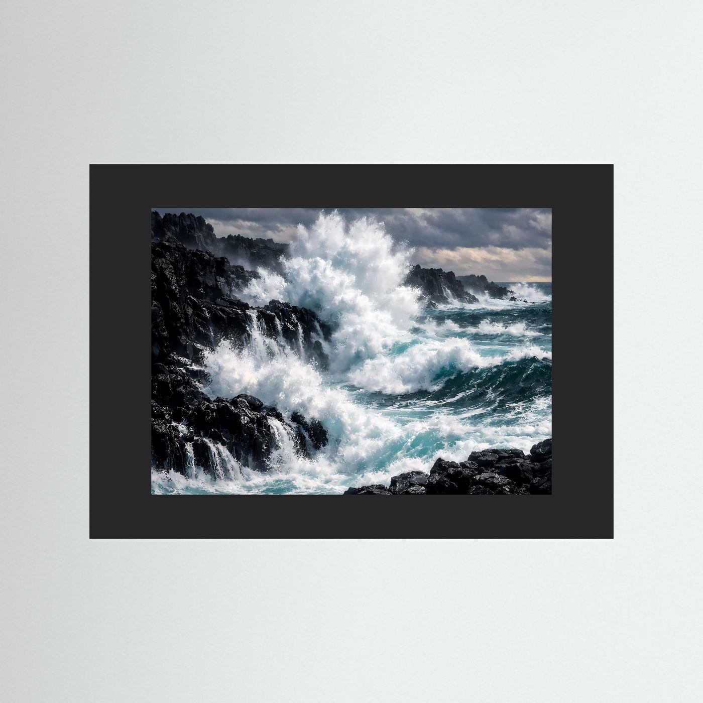 Wandposter mit Foto von Meerwellen und Steinküste, schwarzer Rahmen