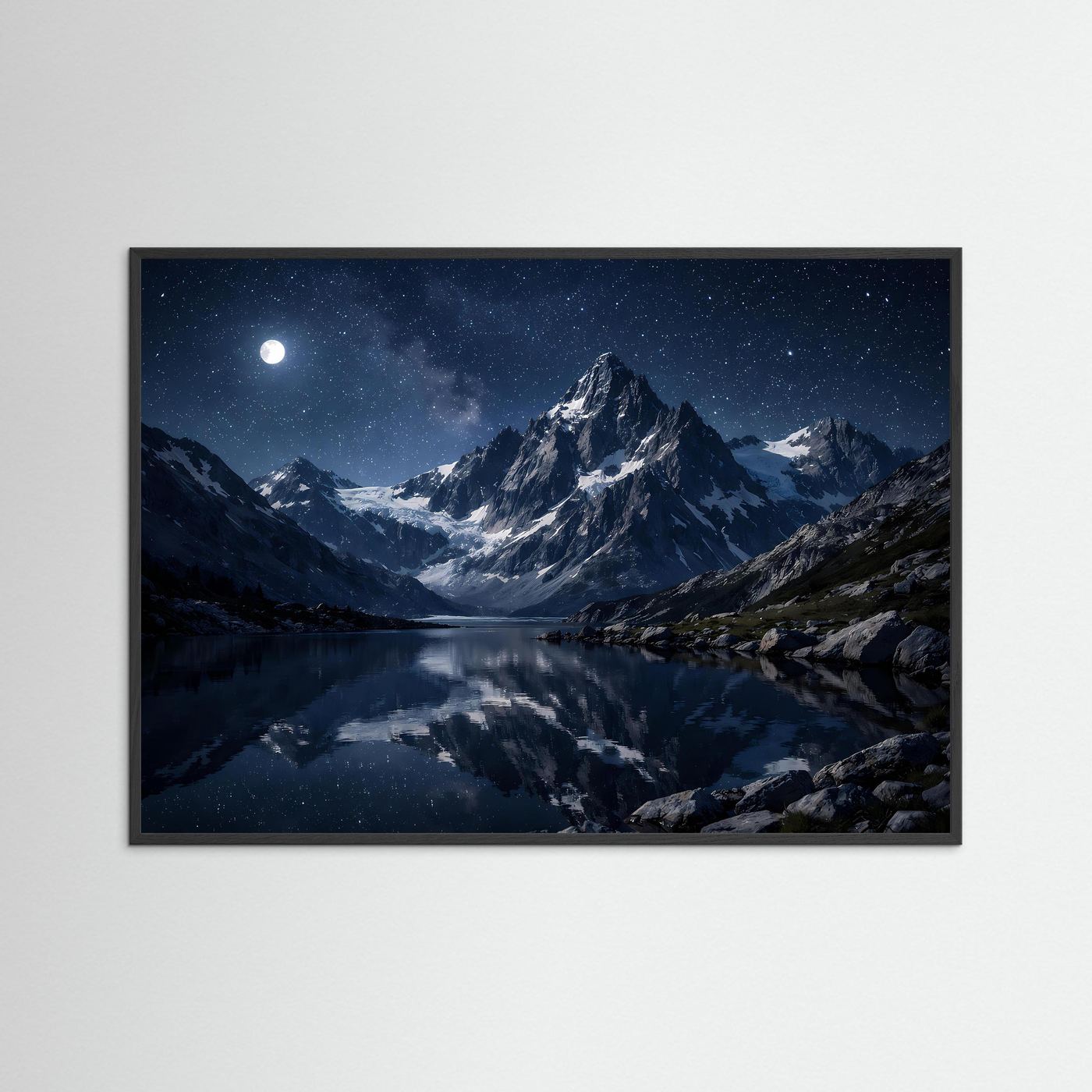 Querformat-Poster mit Bergsee bei Mondlicht und Sternenhimmel, schwarzer Holzrahmen