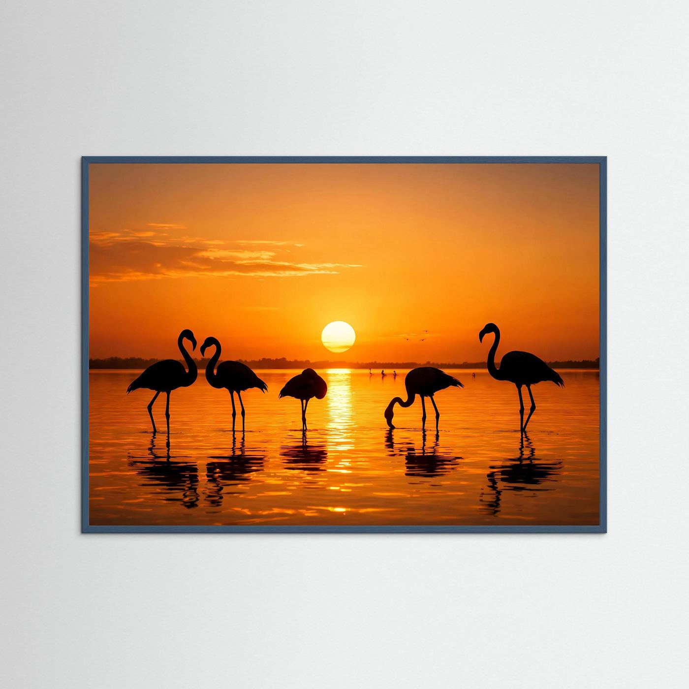 Poster im Querformat: Flamingos am Wasser bei Sonnenuntergang, goldener Himmel und Spiegelbilder