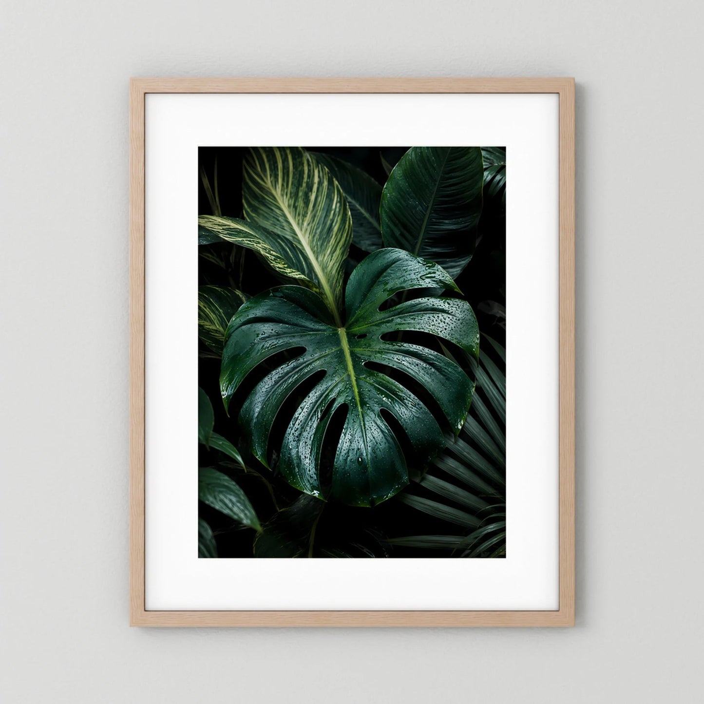 Poster mit Monstera-Tropenblättern, dunkelgrün, naturfarbener Holzrahmen