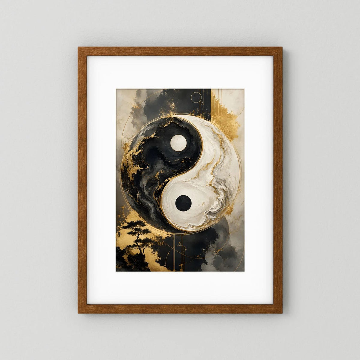 Wandbild im Hochformat mit Yin-Yang-Motiv in Schwarz, Weiß und Gold, brauner Holzrahmen