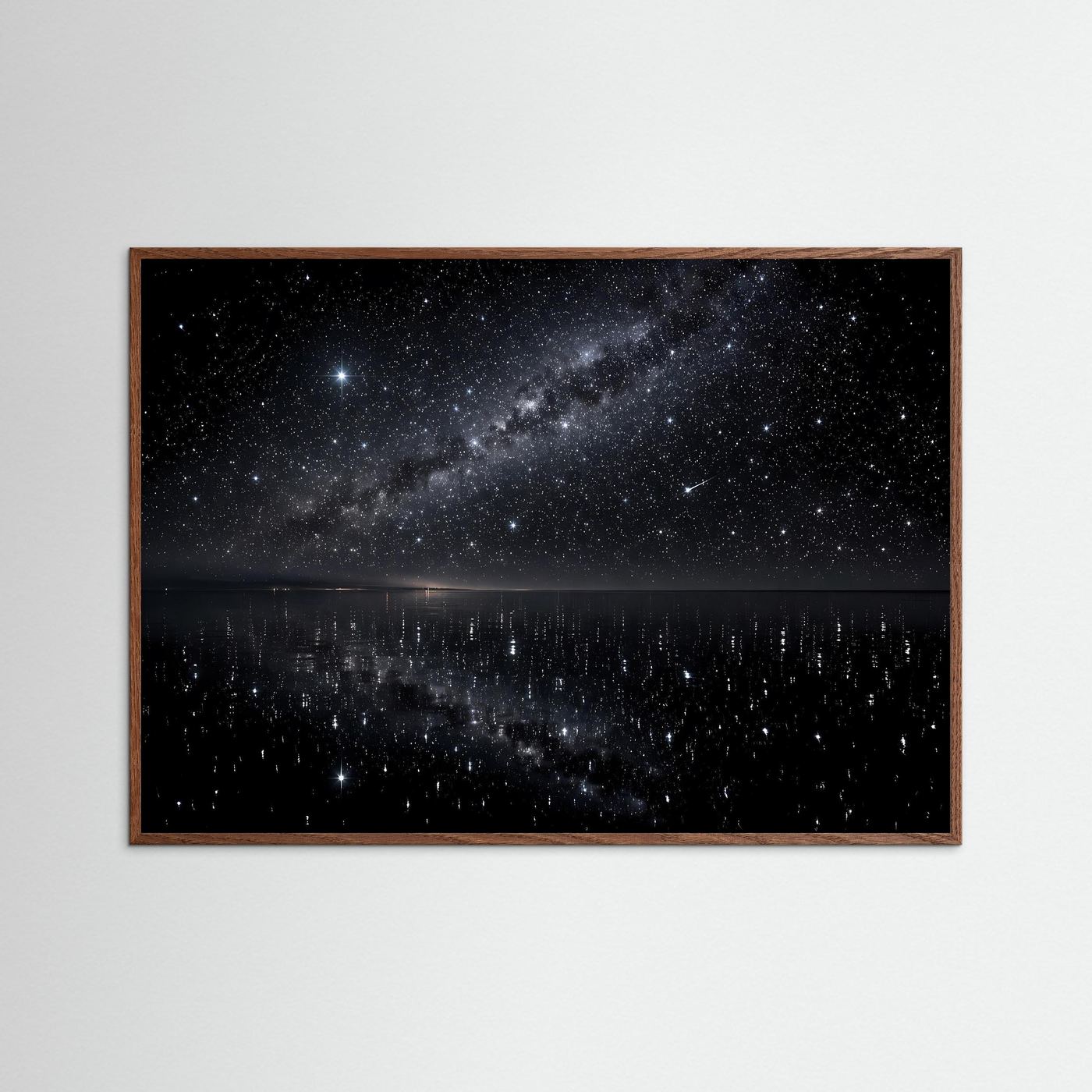 Poster Sternenhimmel mit Spiegelung im Wasser, brauner Holzrahmen