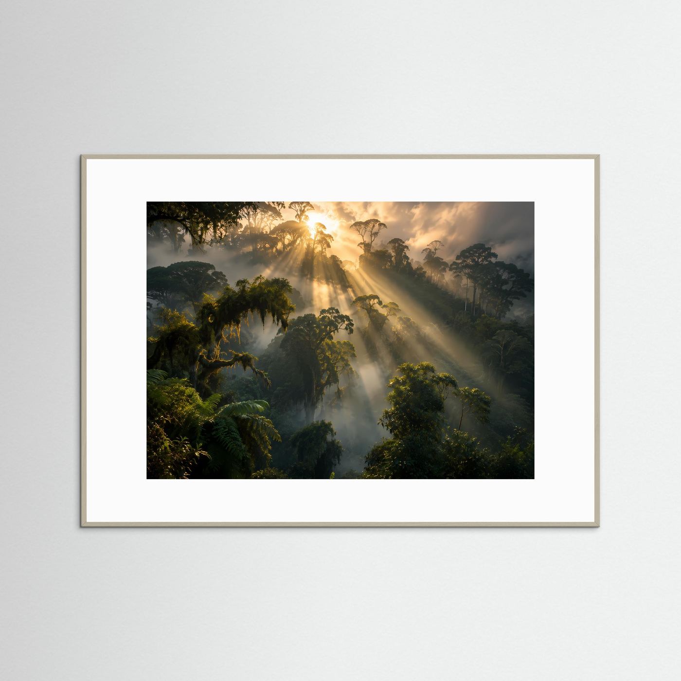 Wandposter Regenwald mit Sonnenstrahlen, dichtes Grün, hellgrau gerahmt