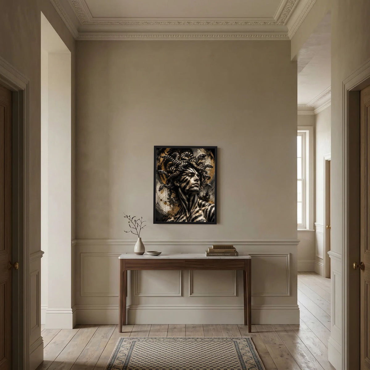 Gerahmtes Gorgonenkrieger-Poster mit Schwarz-Gold-Porträt auf Flurwand