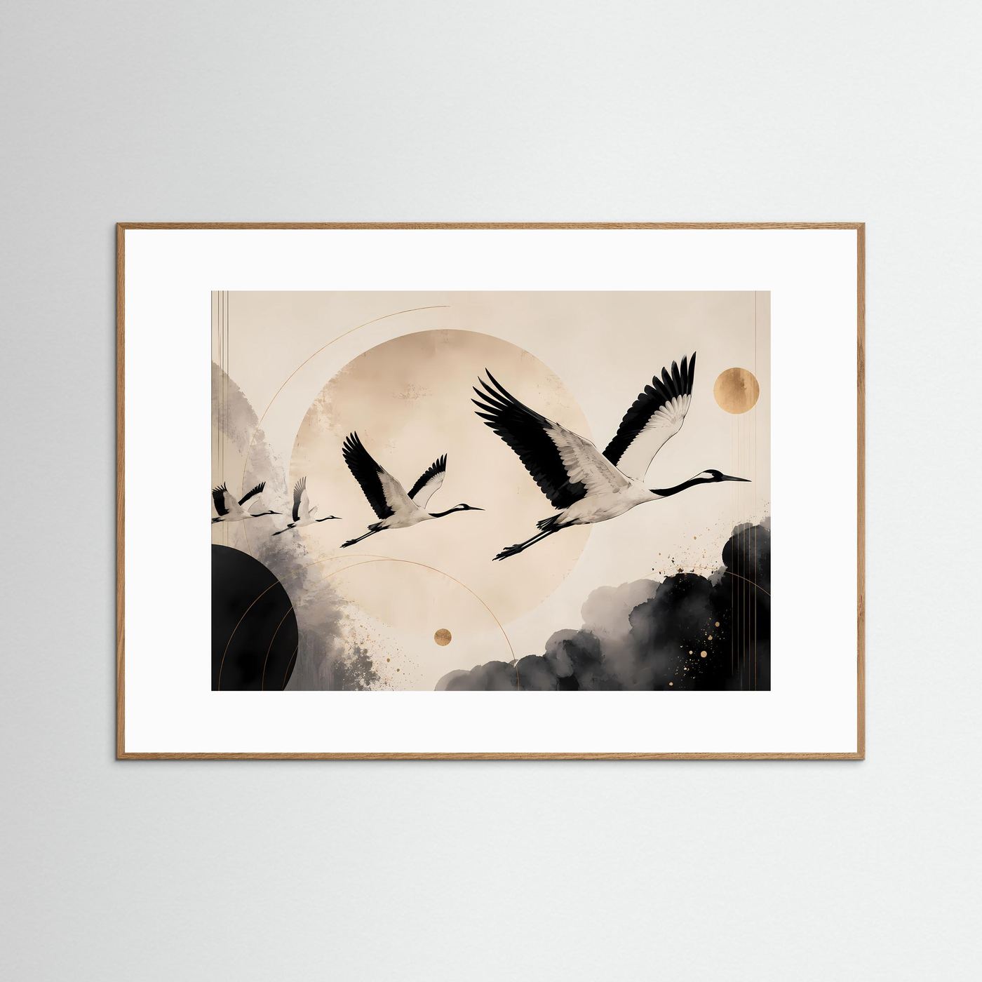 Poster mit fliegenden Kranichen in Schwarz und Beige, hellbrauner Rahmen