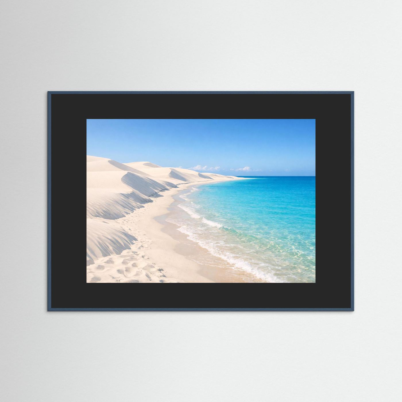 Küsten-Wandbild: Sanddünen & türkisfarbenes Meer, blauer Holzrahmen