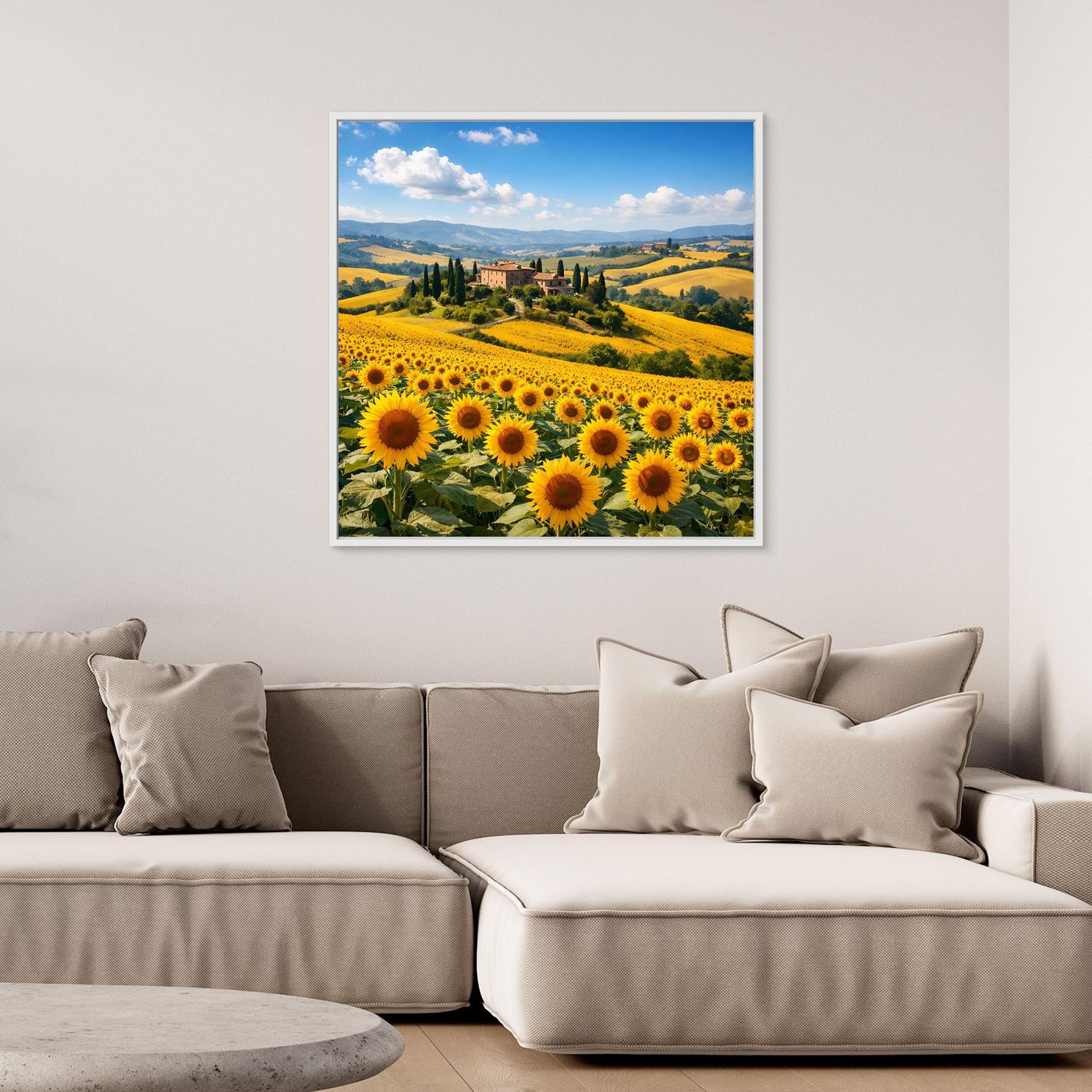 Leinwandbild mit Sonnenblumenfeld und italienischer Landschaft, quadratisch