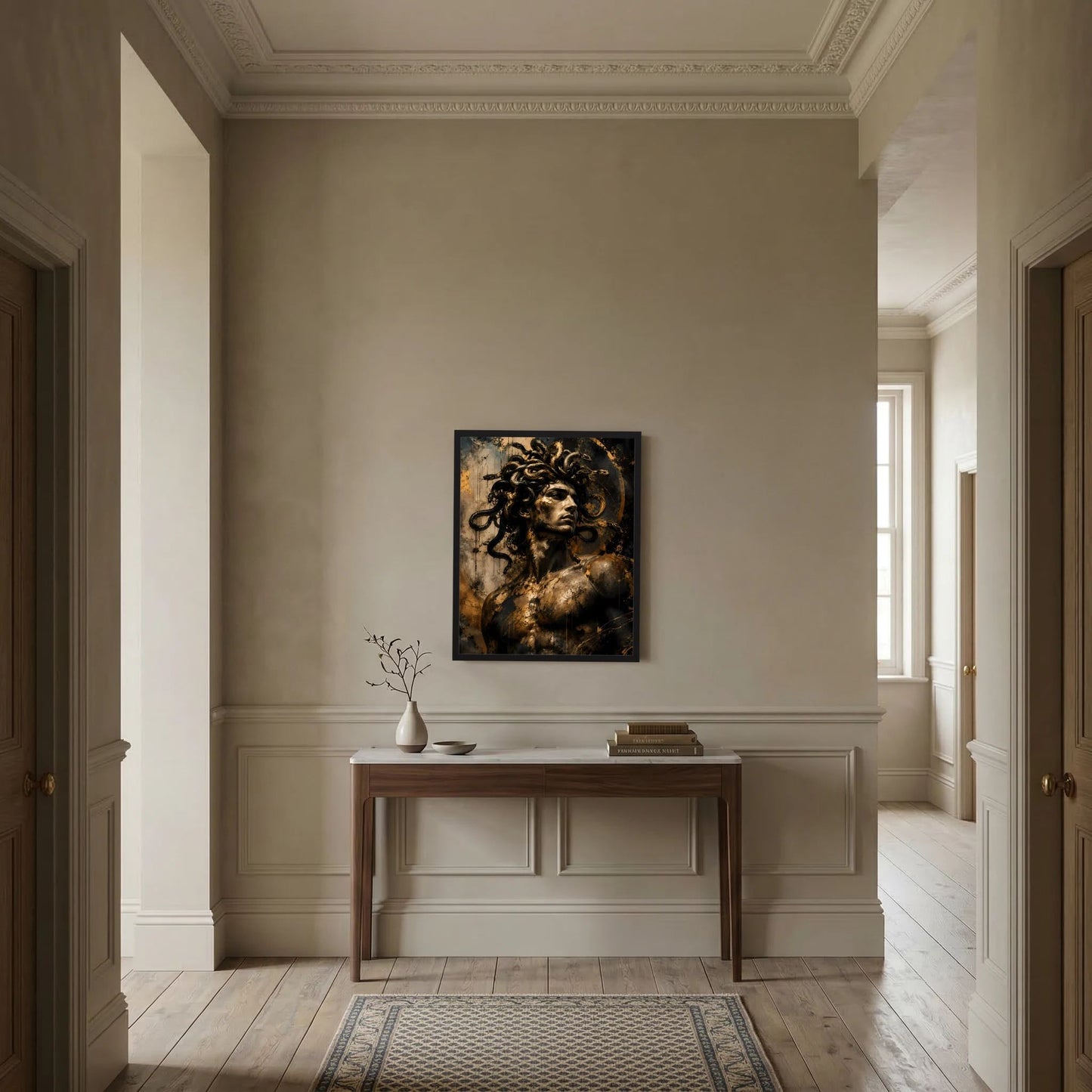 Wandposter im schwarzen Rahmen mit Männerporträt und Schlangen in Schwarz und Gold