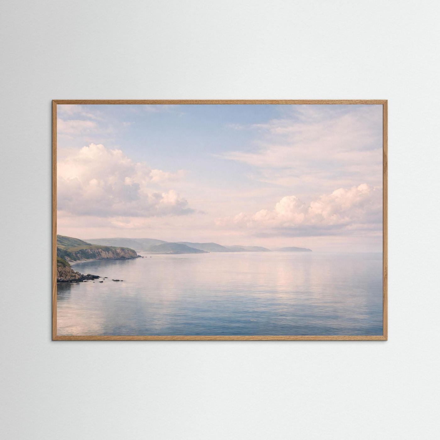 Panorama-Meerposter im Querformat mit hellem Eichenrahmen: ruhige See, Küste und Wolken