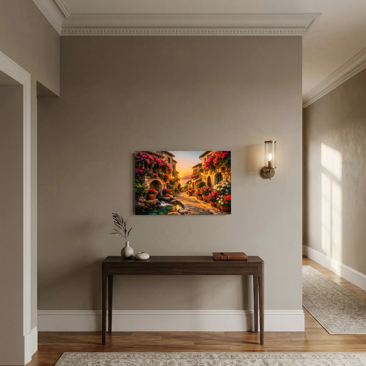 Wandbild im Querformat: mediterrane Gasse mit Blumen bei Abendhimmel