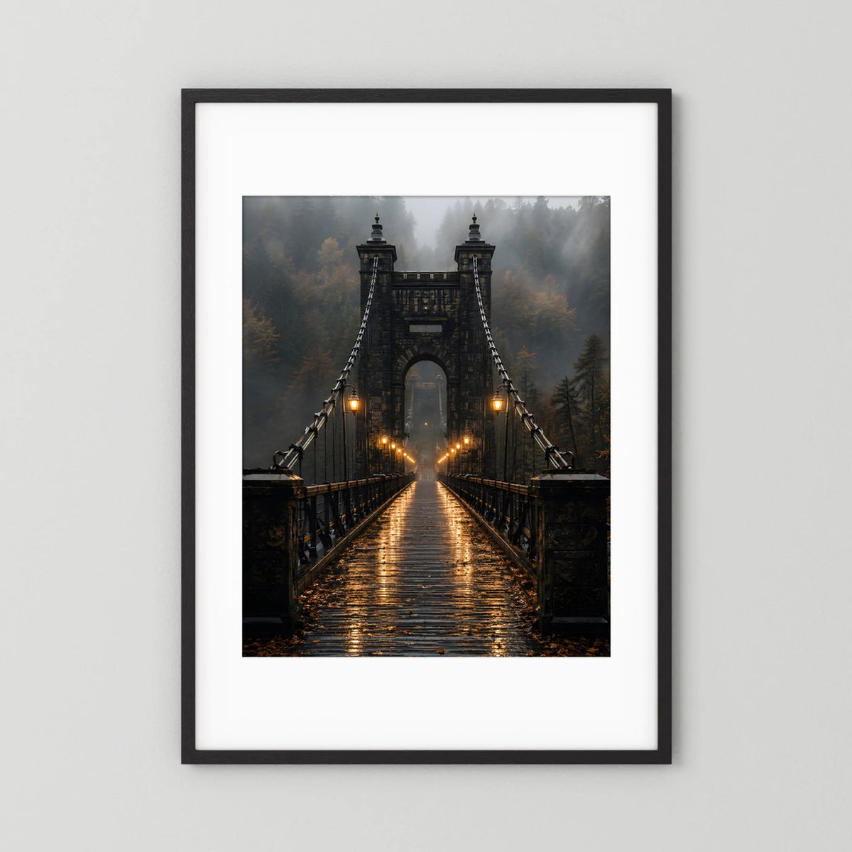 Poster mit Hängebrücke im Nebelwald und leuchtenden Laternen, schwarzer Rahmen mit weißem Rand