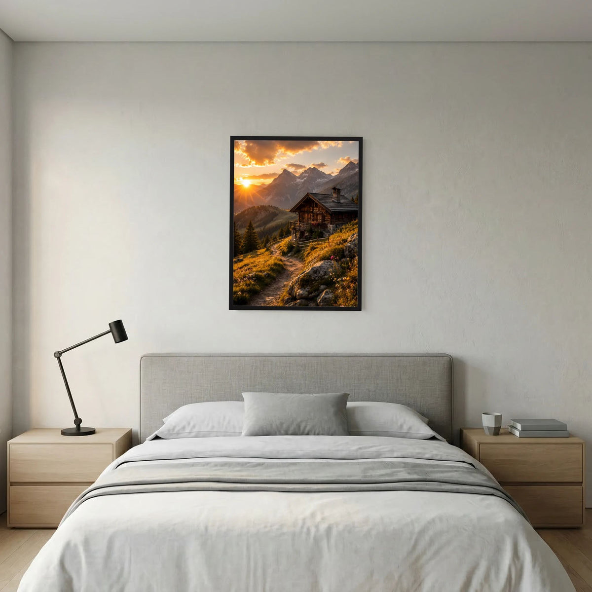 Hochformat-Poster mit schwarzem Rahmen, Alpenhütte im Sonnenuntergang, Pfad durch Wiesen