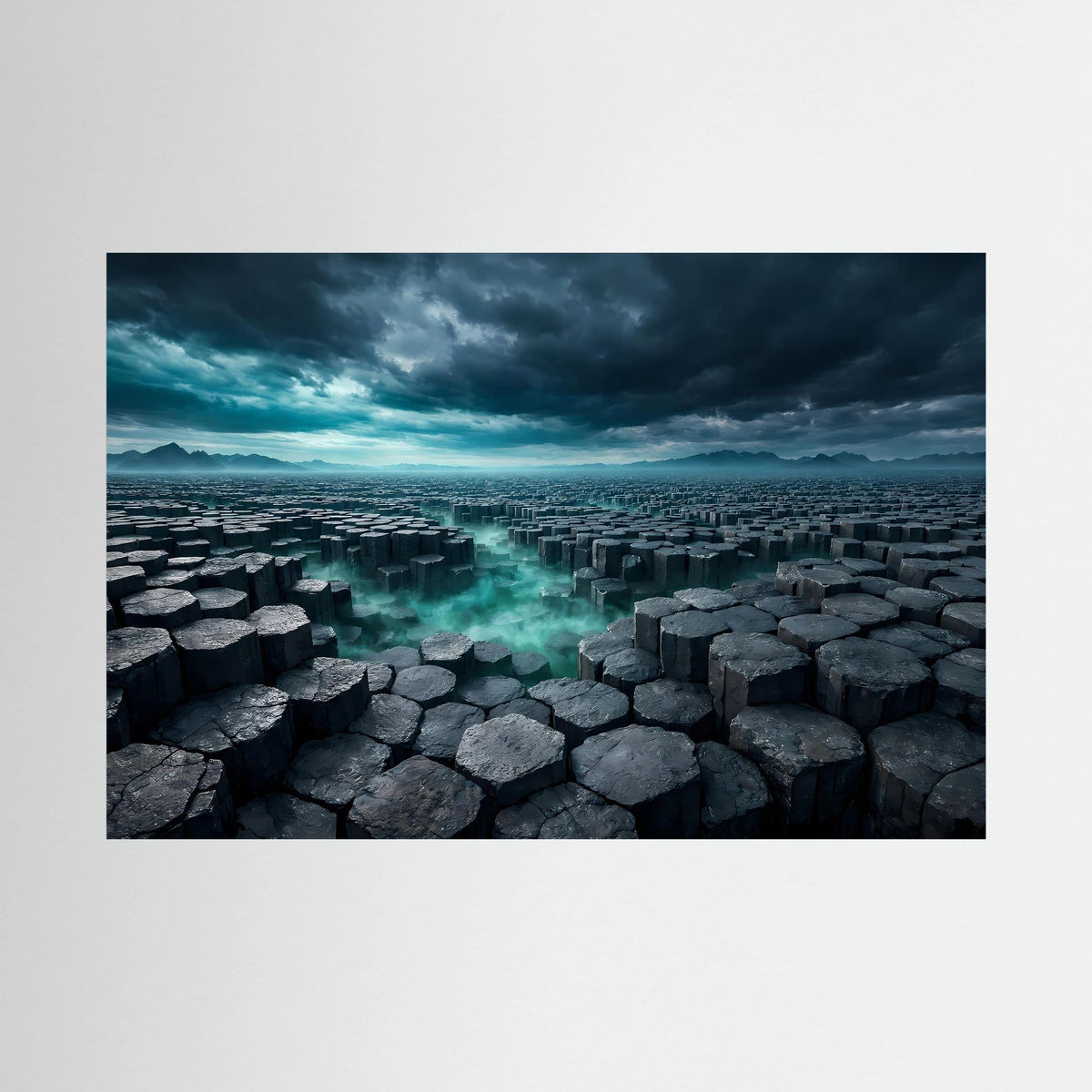 Wandbild im Querformat: Basaltsäulen am Wasser, türkis schimmernde Rinne, dunkle Steine