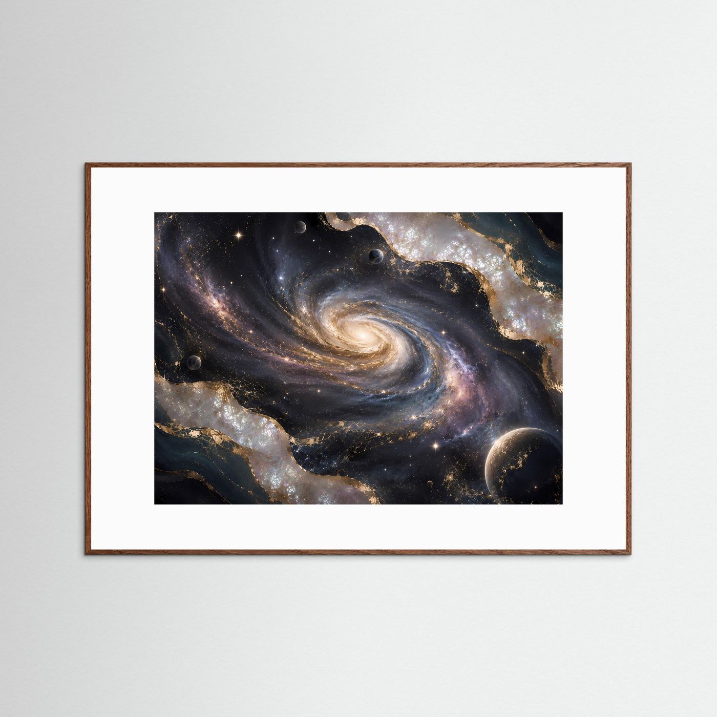 Poster mit Galaxie und Planeten in Blau-Gold, Querformat, dunkler Holzrahmen
