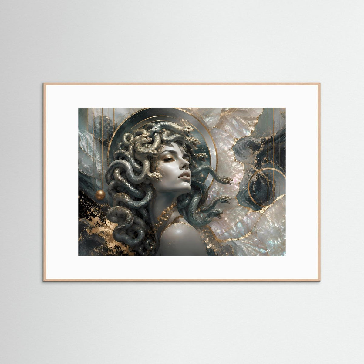 Kunstposter mit Medusa im Profil, silbernes Gesicht und Schlangenhaar, eichenfarbener Rahmen