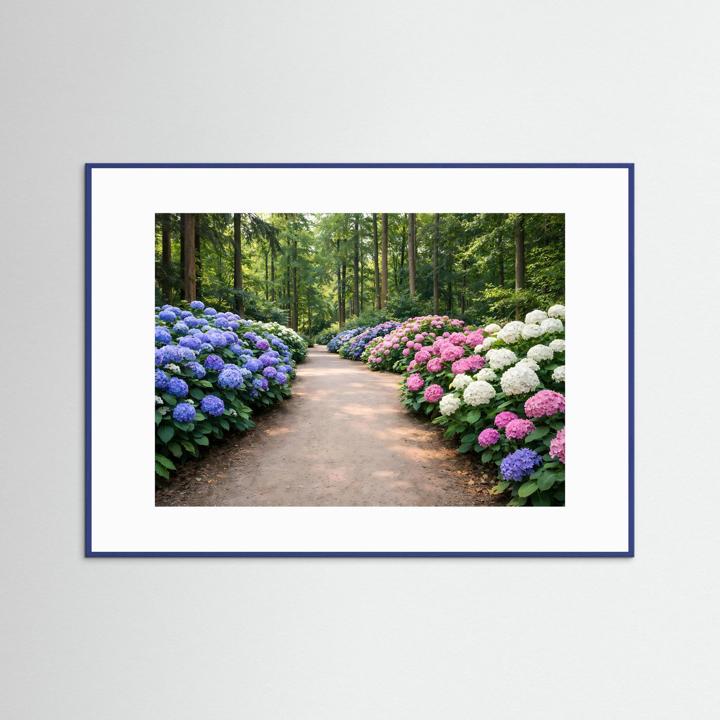 Blühender Hortensienpfad im Wald | Hortensie & Natur Poster Querformat