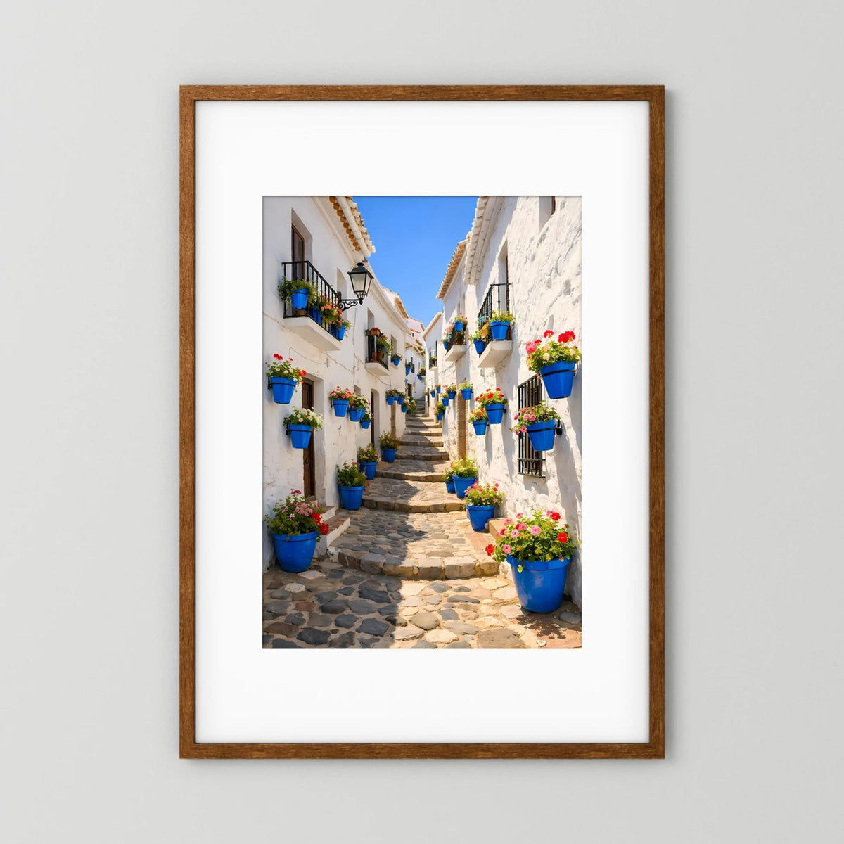 Poster mit Bild einer Gasse mit blauen Pflanzkübeln und Blumen, brauner Holzrahmen