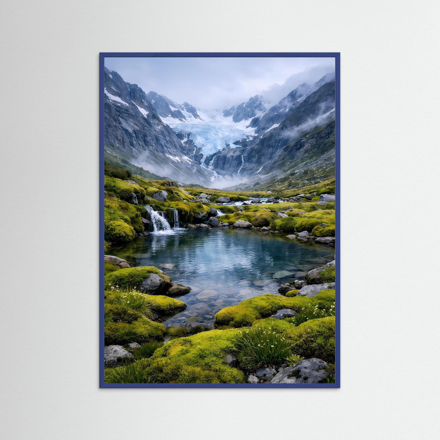 Gerahmtes Poster mit blauem Rahmen: Gletscher, Bergbach und moosige Wiesen