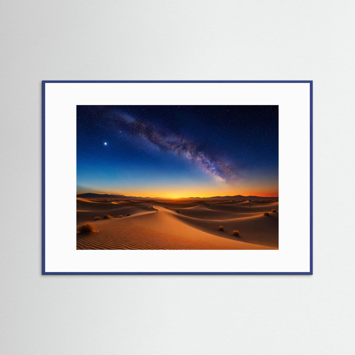 Gerahmtes Querformat-Poster mit Wüsten-Sanddünen, Milchstraße und Sonnenuntergang, blauer Rahmen