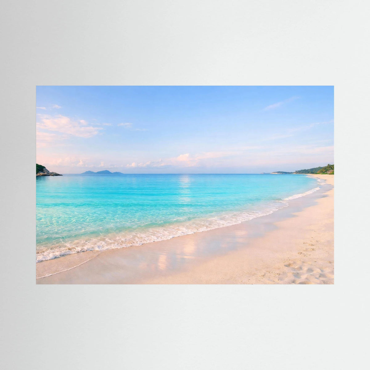Wandbild im Querformat mit türkisfarbenem Meer und Sandstrand im Pastellblau.