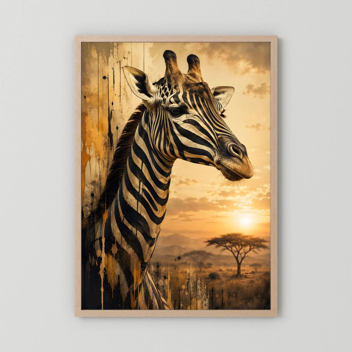Tierposter im Hochformat: Giraffe im Zebra-Look, heller Holzrahmen