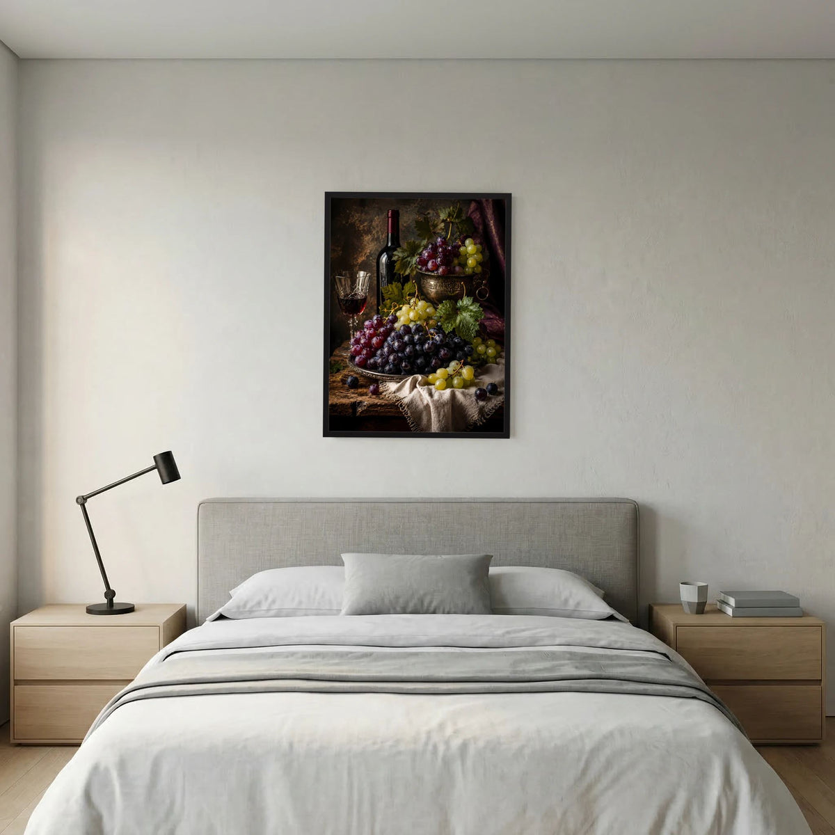 Gerahntes Poster im Hochformat mit Weinflasche, Weinglas und Trauben