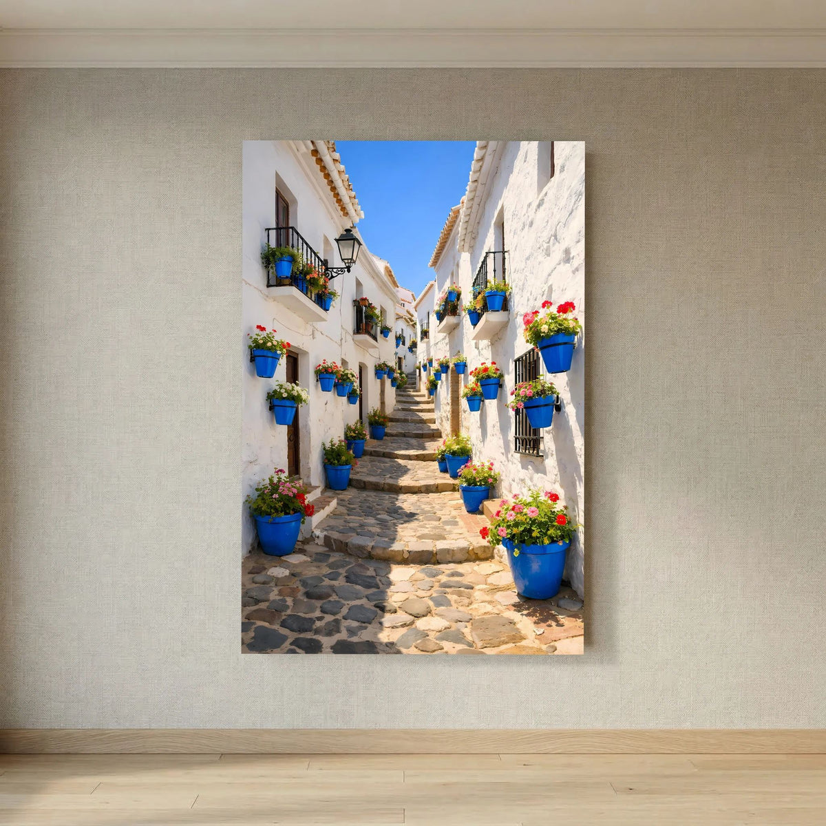 Wandbild im Hochformat: schmale Gasse mit blauen Blumenkübeln und bunten Blüten
