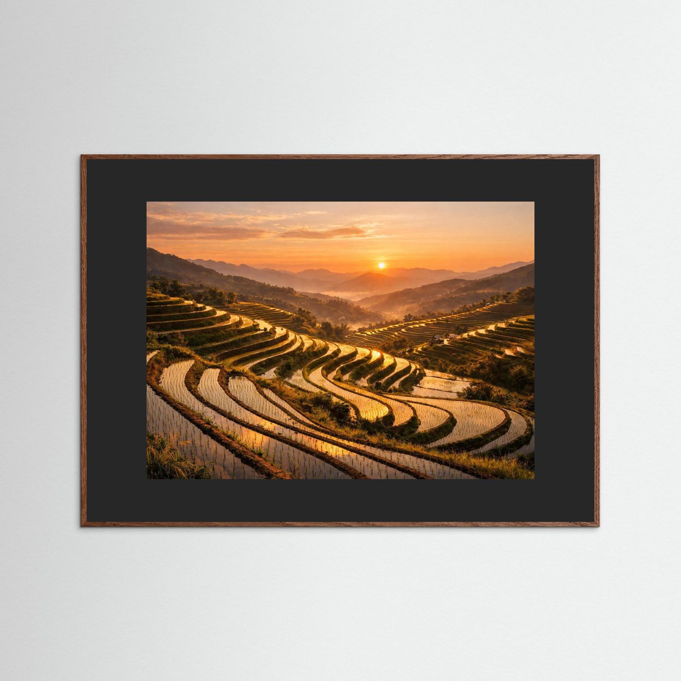 Wandbild mit Reisterrassen bei Sonnenuntergang, brauner Holzrahmen