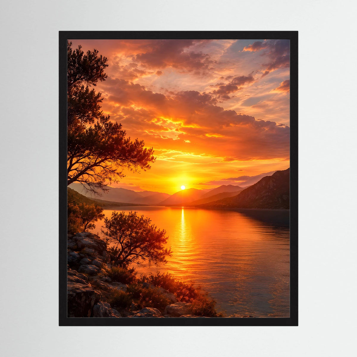 Hochformat-Poster im schwarzen Rahmen: Sonnenuntergang über See mit Sonne und Bergen